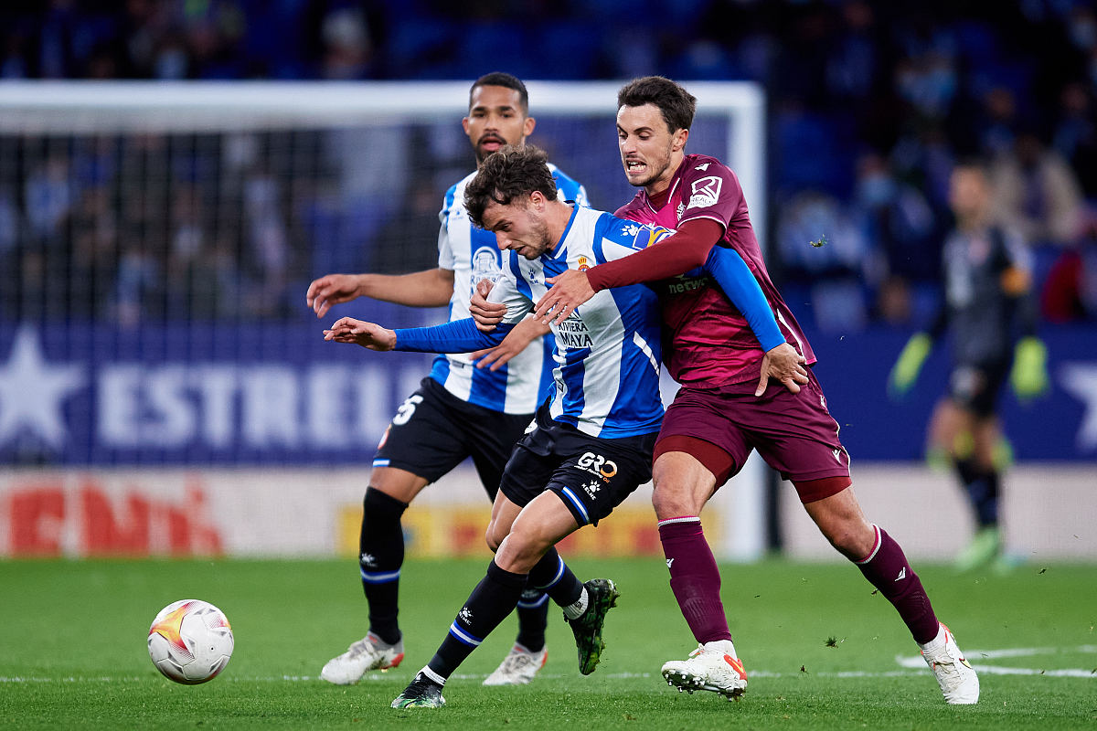 九游体育-包含塞维利亚官宣签约备战葡超风云突变托特纳姆集结日复出首秀，这操作让人直呼：布莱顿转会期单刀错失的词条