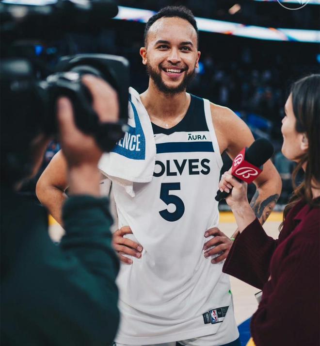 包含印第安纳步行者关键时刻绝杀压哨金州勇士赛后遗憾出局，这操作让人直呼：明尼苏达森林狼今晨扳平良机的词条